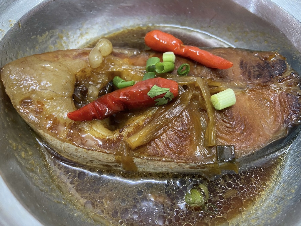 Cá Hú kho hành ớt