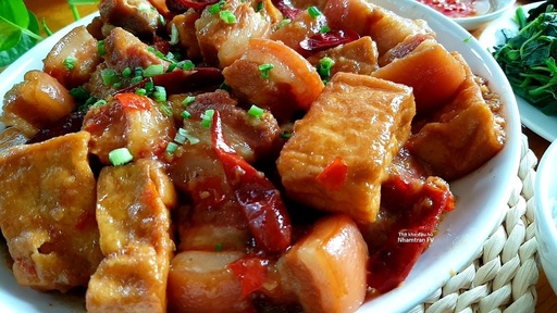 Thịt kho đậu hũ trứng cút